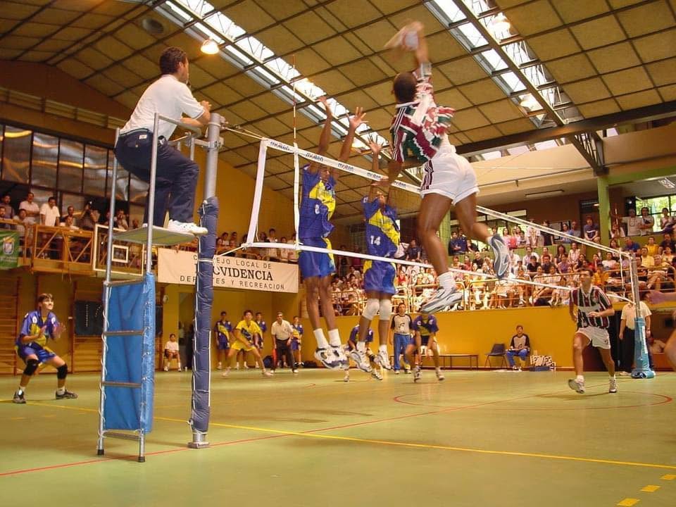 Rodrigo atacando num jogo no Brasil