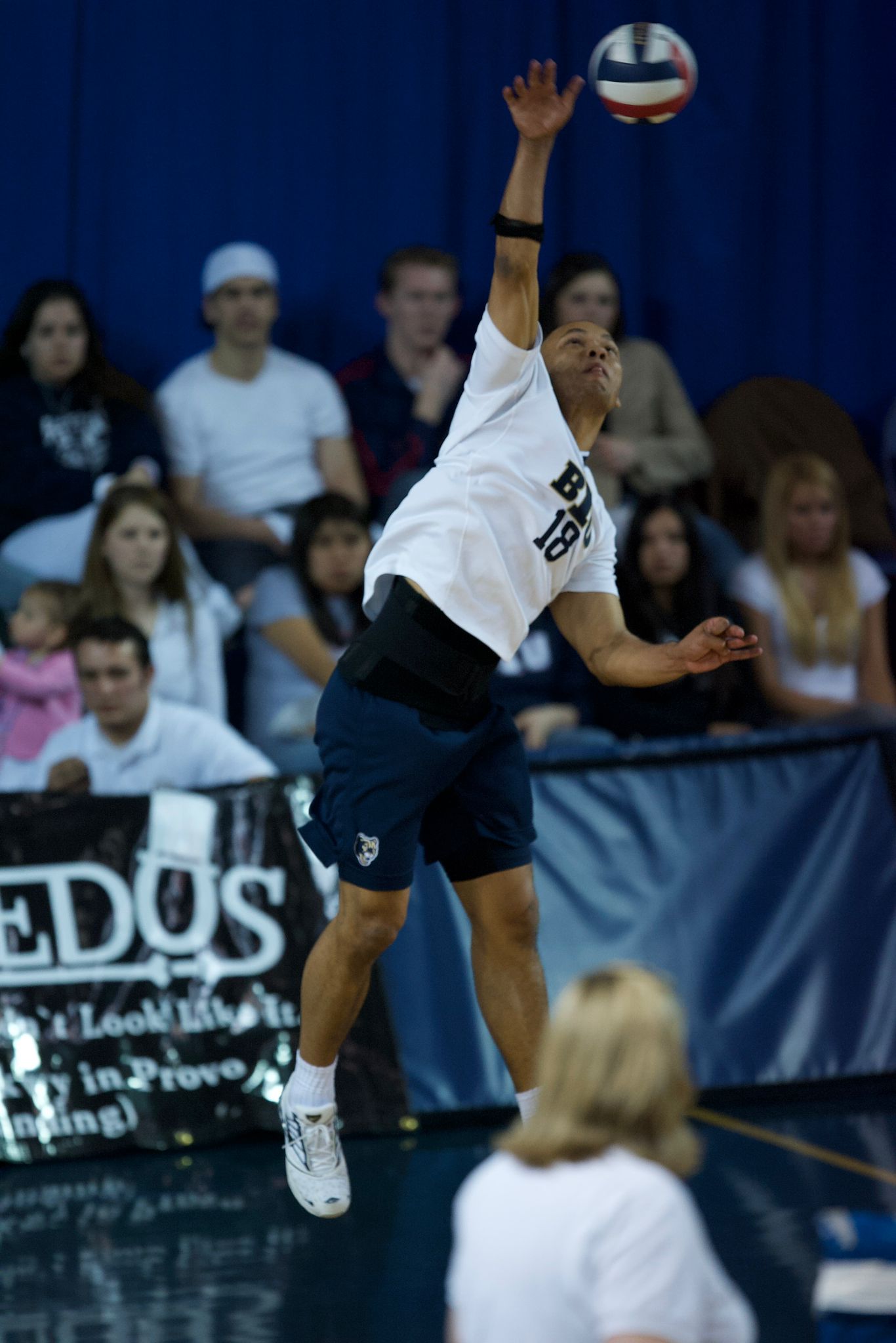 Rodrigo sacando com a camisa 18 de BYU